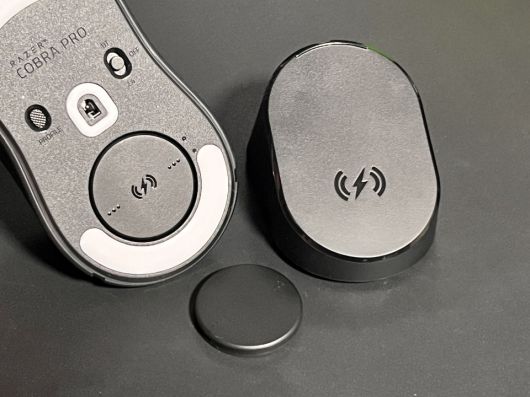 마우스 하단의 퍽 커버를 분리한 뒤 독 프로에 함께 제공되는 무선 충전 퍽을 장착하면 Qi 무선 충전이 가능하다.