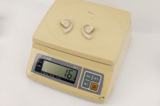 실측 무게는 한쪽당 무게가 8g 수준으로 무선 이어폰 대비 특별히 무겁다고 보기 어려웠다.