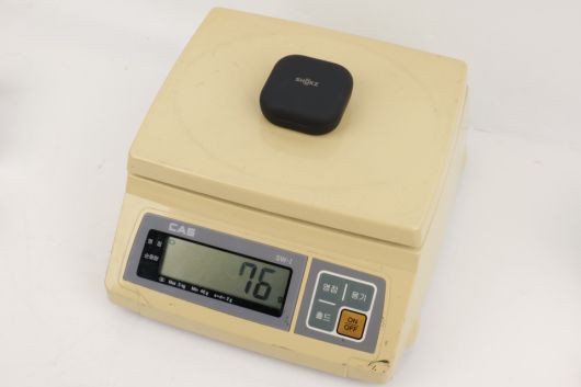 실측 무게는 이어버즈를 포함해 76g으로 확인됐다.