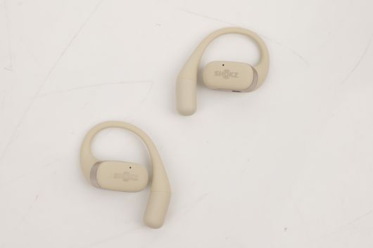 이어 후크에는 ‘돌핀 아크’ 디자인이 적용됐다.