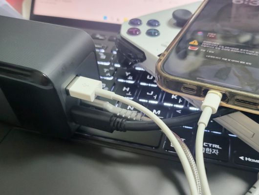 노트북과 UMPC 게임기, 스마트폰을 동시에 충전할 수 있다.