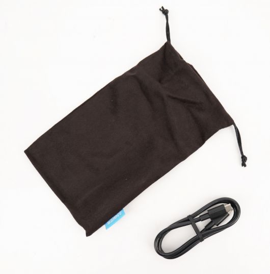 전용 파우치와 충전 케이블 1개가 동봉되어 있다.