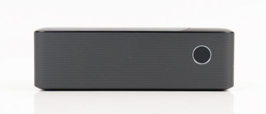 측면에는 디스플레이를 조작할 수 있는 버튼이 있다.