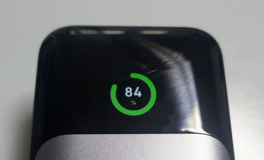 디스플레이에 현재 남은 배터리 용량이 그래프로 표기된다.