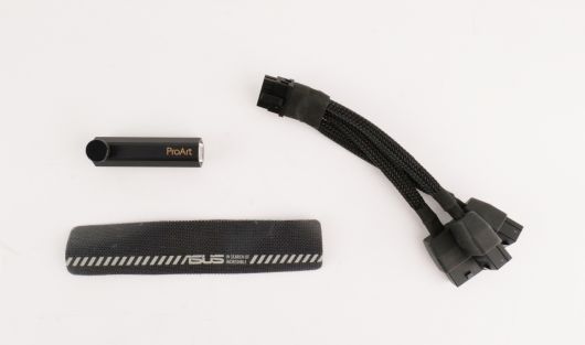 전용 16핀 케이블과 지지대 등이 제공된다.