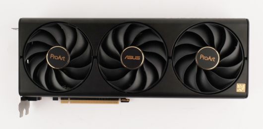 세 개의 Axial-tech 팬이 장착되어 있다.