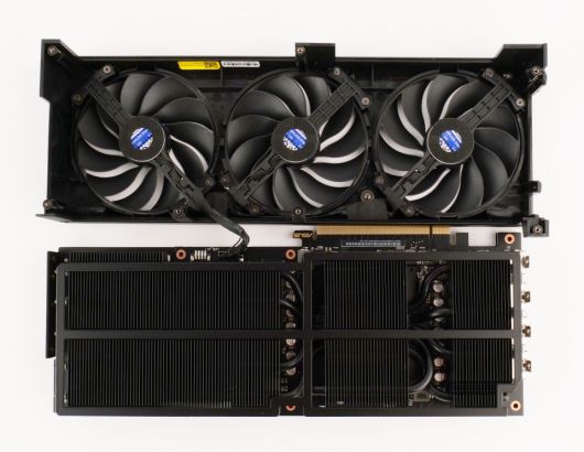 그래픽카드 크기만 한 히트싱크가 들어있다.