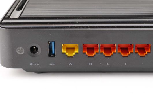 다양한 용도로 활용할 수 있는 USB 3.0 Type-A 단자가 배치되었으며 4개의 기가비트 유선랜은 양방향 2,000Mbps의 속도롤 제공한다.