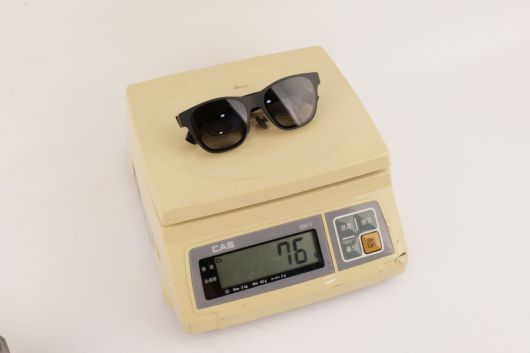 엑스리얼 에어 2의 실측 무게는 76g이다.