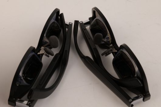 왼쪽이 엑스리얼 에어2, 오른쪽은 엑스리얼 에어1이다.