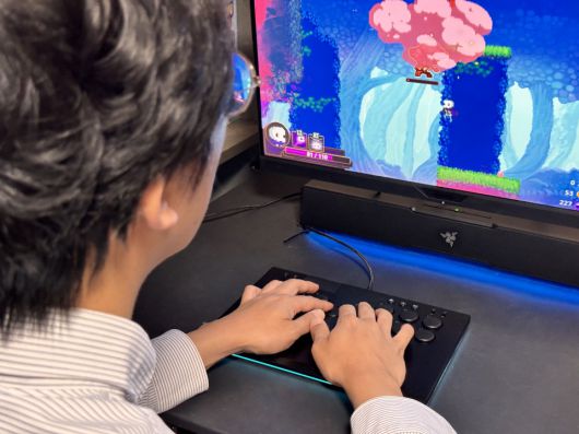 플랫포머 게임 ‘스컬’로 테스트해 보니, 기계식 키보드로 게임을 즐기는 것과 유사한 감각으로 플레이할 수 있었다.