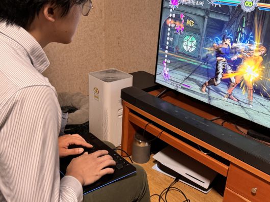 무릎 위에 올리고 즐겨봤는데, 컨트롤러의 가벼운 무게 덕분에 장시간 플레이에도 부담이 없었다.