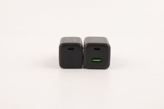 Type-A 단자를 1개 더 제공하는 UP452 쪽이 조금 더 크다.