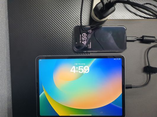 UP452를 통해 아이폰 15 프로(18W) 및 아이패드 프로 11 4세대(25W)를 동시에 충전하는 모습