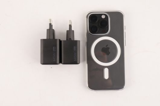 아이폰 15 프로와 크기를 비교해봤다.