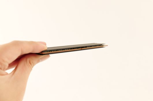 메모리 모듈이 한쪽에만 배열되어 있다.