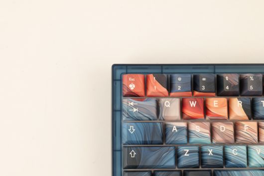 PBT 염료승화 키캡을 사용했으며, Esc 키에는 체리 로고를 새겼다. 펑션 키와 함께 ‘`’, ‘~’를 입력할 수 있다.