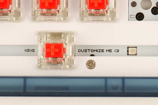 키캡을 제거하면 스페이스 바 부근에서 ‘CUSTOMIZE ME’라는 문구가 이모티콘과 함께 새겨져 있다.