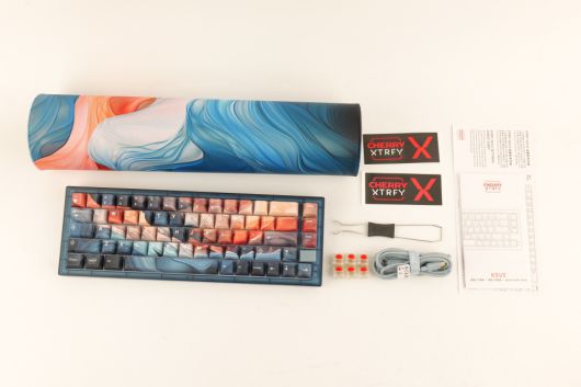 본체와 장패드 외에도 여분의 MX6A 스위치 6개, 스위치/키캡 풀러, USB Type-C 케이블, 로고 스티커, 빠른시작 가이드, 펑션 기능 시트를 제공한다.