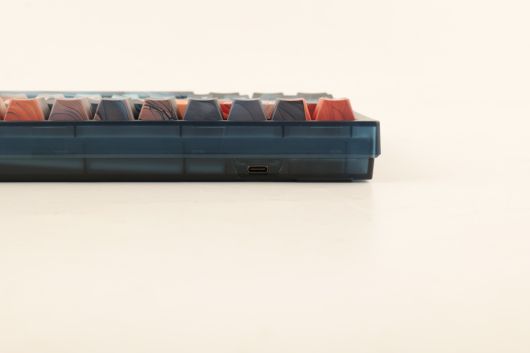 케이블 단자는 숫자 2 근처에 위치해 있다.