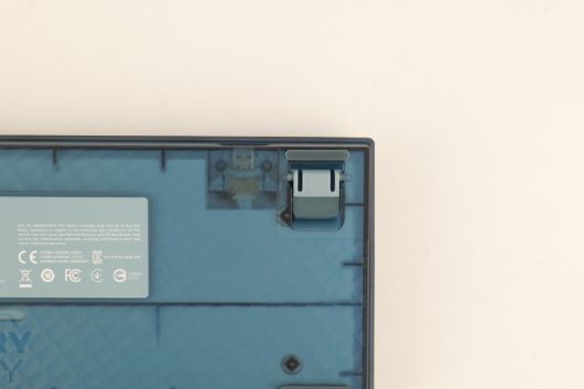 반투명한 하우징을 사용해 내부가 비친다.