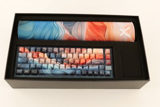 제품을 열면 바로 본체와 데스크 장패드를 확인할 수 있다.