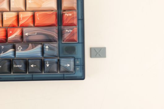 엑스트리파이 로고가 새겨진 자석이 붙어있다. 키보드 분해 시 나사 등을 잃어버리지 않도록 하는 데 좋다.