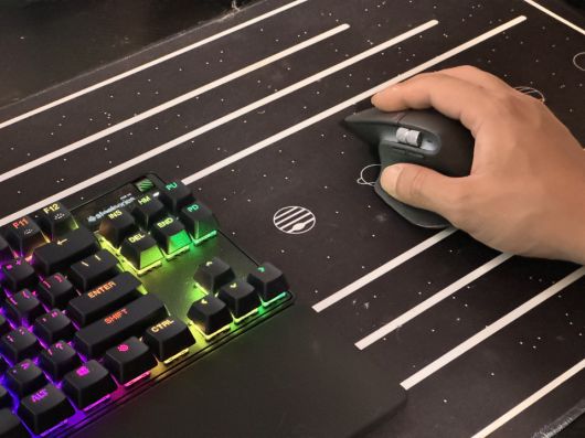 에이펙스 프로 TKL는 단단한 팜레스트가 기본 제공되고 마우스 무빙이 자유로운 폼팩터를 택해 장시간 FPS 플레이에 특화된 모습을 보였다.