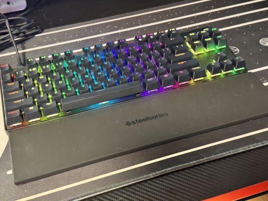 화려한 RGB LED도 갖췄다.