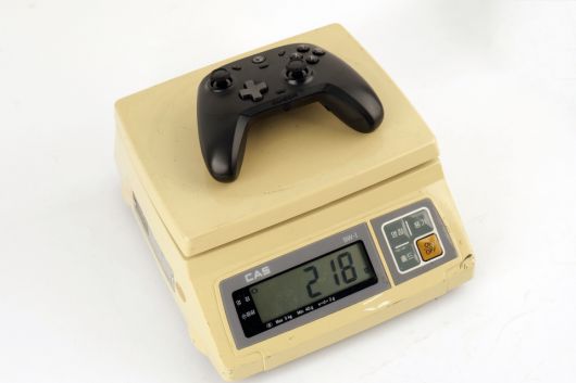 무게는 실측 기준 218g으로 확인됐다.