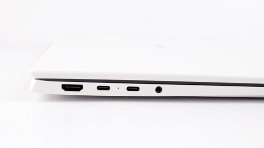 풀 사이즈의 HDMI 단자와 2개의 USB Type-C, 그리고 3.5mm 오디오 단자가 있다.