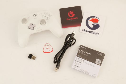 T4CP에만 2.4GHz 방식의 USB 동글이 추가 동봉된다.