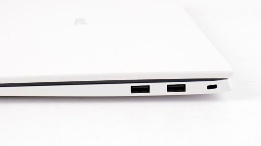 오른쪽에는 USB 마우스 및 키보드를 쉽게 연결할 수 있도록 USB Type-A 단자 2개가 위치한다.