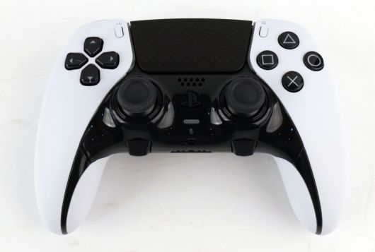 기본 듀얼센스와 달리 D-Pad나 버튼, 터치패드가 검은색으로 되어 있고 아래쪽 검은 부분은 유광으로 처리되었다.