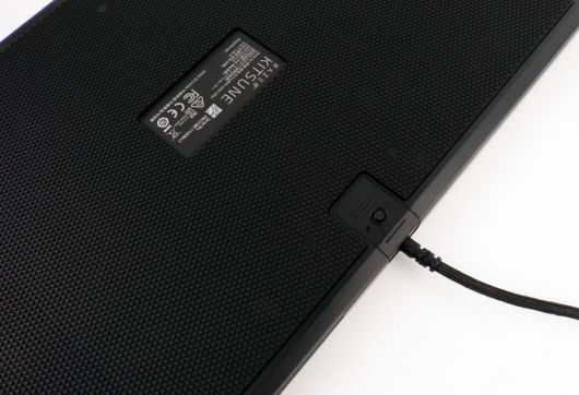 사용하는 중에 케이블이 빠지지 않도록 잠금 기능이 있다.