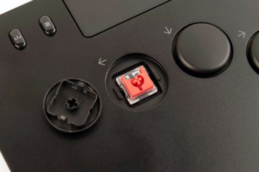 빠른 입력이 가능한 리니어 로우 프로파일 옵티컬 스위치가 탑재되었다.