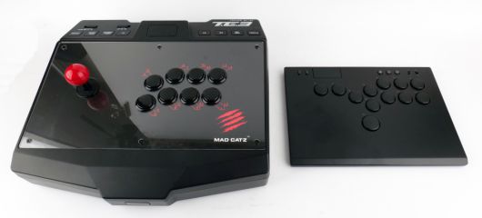 아케이드 스틱과 비교하면 크기가 상당히 작다.