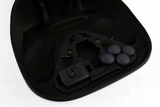 파우치에는 다양한 액세서리가 포함되어 있다.