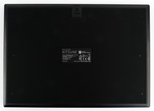 하판에는 미끄럼 방지를 위해 고무 패킹이 넓게 부착되어 있다.