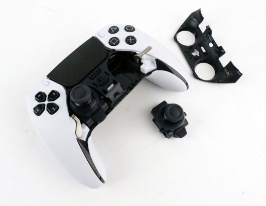 아날로그 스틱은 모듈 형태로 되어 있으며, 고장이 났을 경우 아날로그 스틱 모듈만 교체하면 된다.