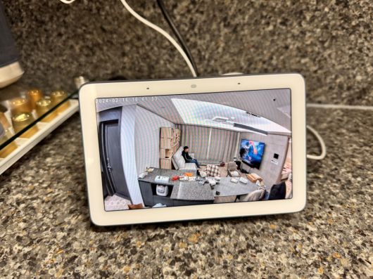 카메라의 화면을 구글 네스트 허브 스피커나 크롬 캐스트로 실시간으로 확인하는 것도 가능하다.