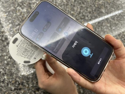 아이폰의 ‘홈’ 앱에서 Tapo C125의 QR 코드를 스캔하는 것만으로 빠르게 연결할 수 있다.