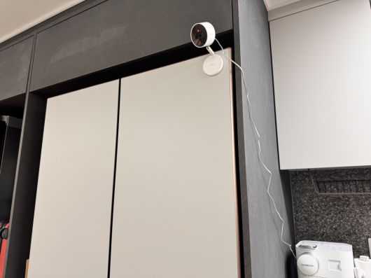 거실에서 사용할 경우 냉장고에 Tapo C125를 부착하는 것도 유용하다.