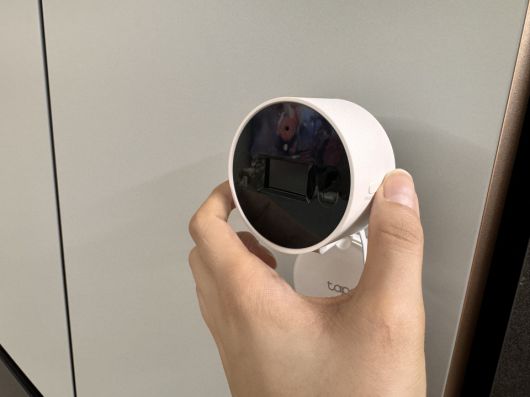 Tapo C125 측면에 위치한 버튼을 누르면 물리적인 셔터로 렌즈를 가리기 때문에 프라이버시가 필요한 순간에 사생활을 보호할 수 있다.