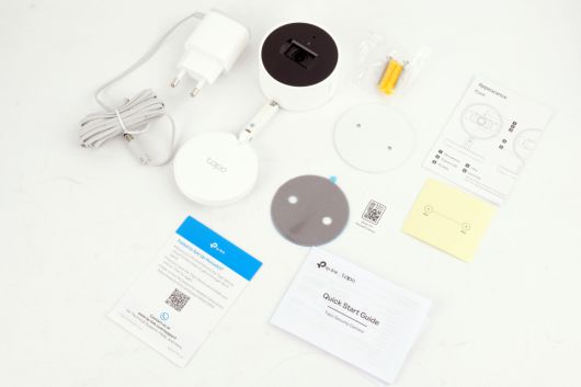 카메라 본체, 전원 어댑터, 빠른 설치가이드, 마운팅 스크류, 마운팅 플레이트, 카메라 베이스, 금속 플레이트가 동봉된다.