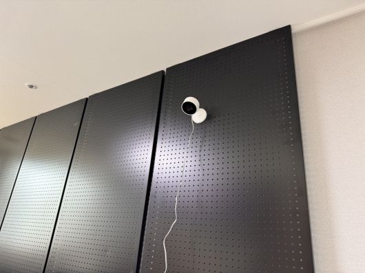 자석 베이스를 품은 덕분에 금속 타공판에도 손쉽게 달라붙는다.