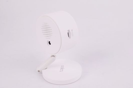 각도를 자유롭게 조절할 수 있는 구조이고 스피커 및 마이크가 내장됐다.