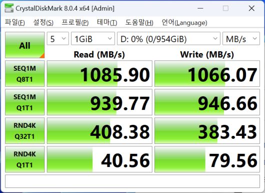 크리스탈디스크마크(CDM)를 통해 속도를 확인했다. 제품 스펙에 준하는 순차 읽기 속도는 1,085.9MB/s, 순차 쓰기 속도는 1,0 66.07MB/s를 기록했다.