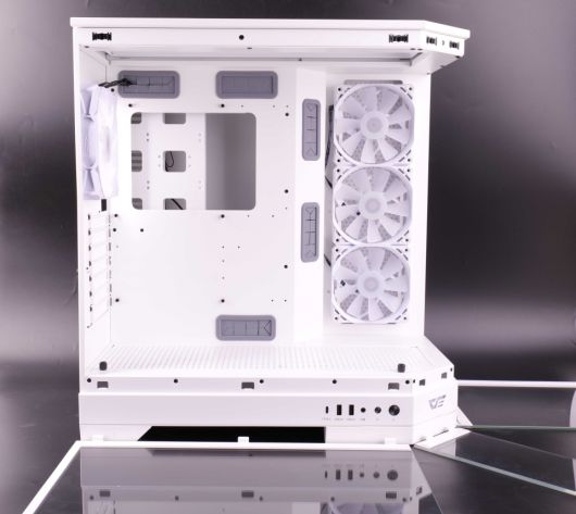 3면 강화유리가 모두 볼헤드 클램프 방식으로 분리된다. 측면에 120mm 쿨링팬과 후면 쿨링팬을 확인할 수 있다