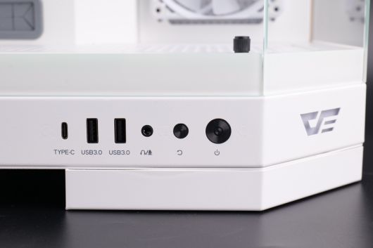 I/O 단자부는 USB Type-C, USB 3.0 Type-A x2, 오디오, 리셋, 전원 버튼으로 구성되었다.